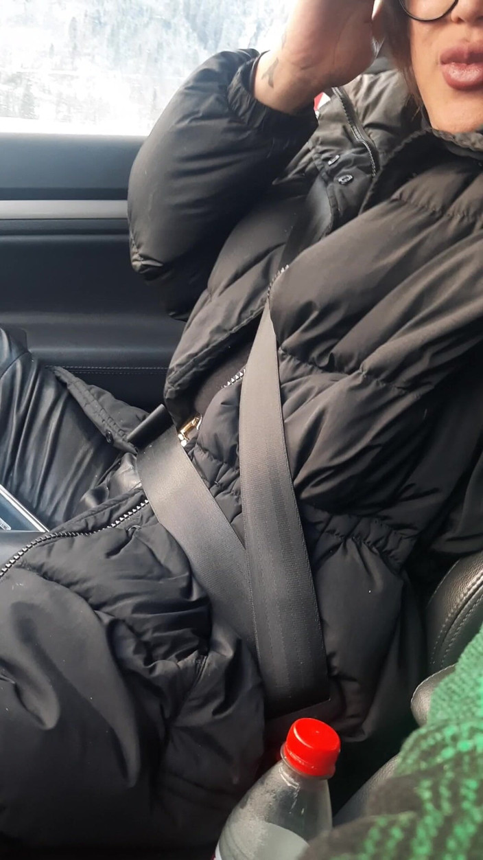 Mistress Meley: Grandes lábios fumando em calças de couro do carro