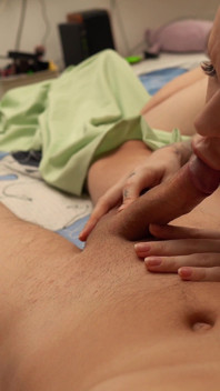 S1 Ep2 madrasta chupa enteado em uma cama compartilhada, e fica gozada interna debaixo da cama