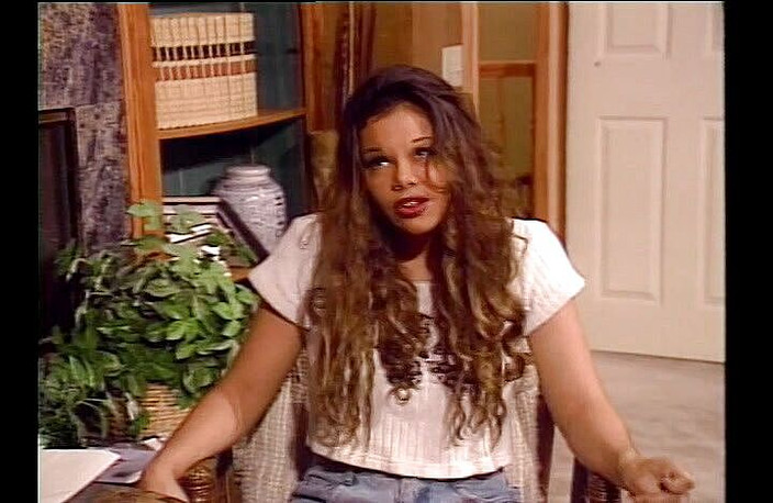 Outdoor pervs: La teen carina scopa il quarterback sul divano dei genitori