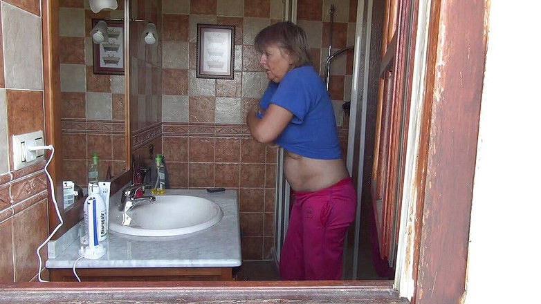 Abby Roberts: Oh, nu, cine a fost prins în baia mea