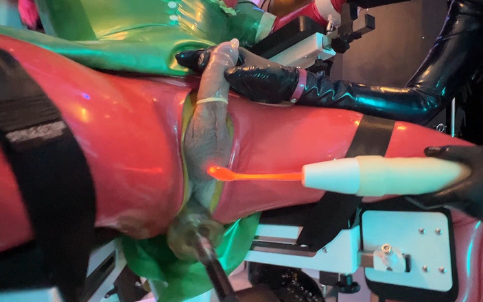 Amator Media: Sissy si cewek malang lagi asik muasin memeknya