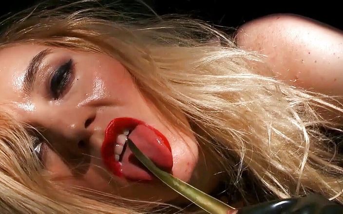Goddess Celine: Ateşli genç kızın aşk ısırıkları