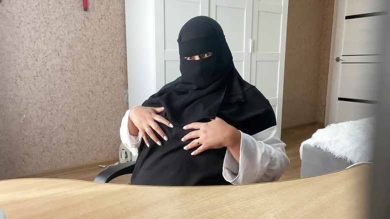 Lux Eva: ヒジャブをかぶった大きなおっぱいを持つアラビア語のイスラム教徒の女の子がウェブチャットライブに座っています