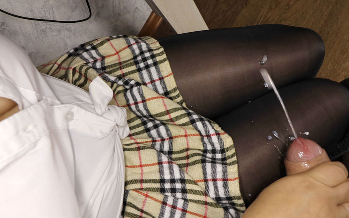 XSanyAny: Sborra sulle gambe. Collant neri attillati e sperma su di...