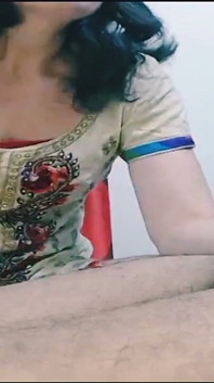 Erfahrene MILf teilt liebe