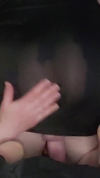 Sexy blondýnka dominuje zadku svého přítele.