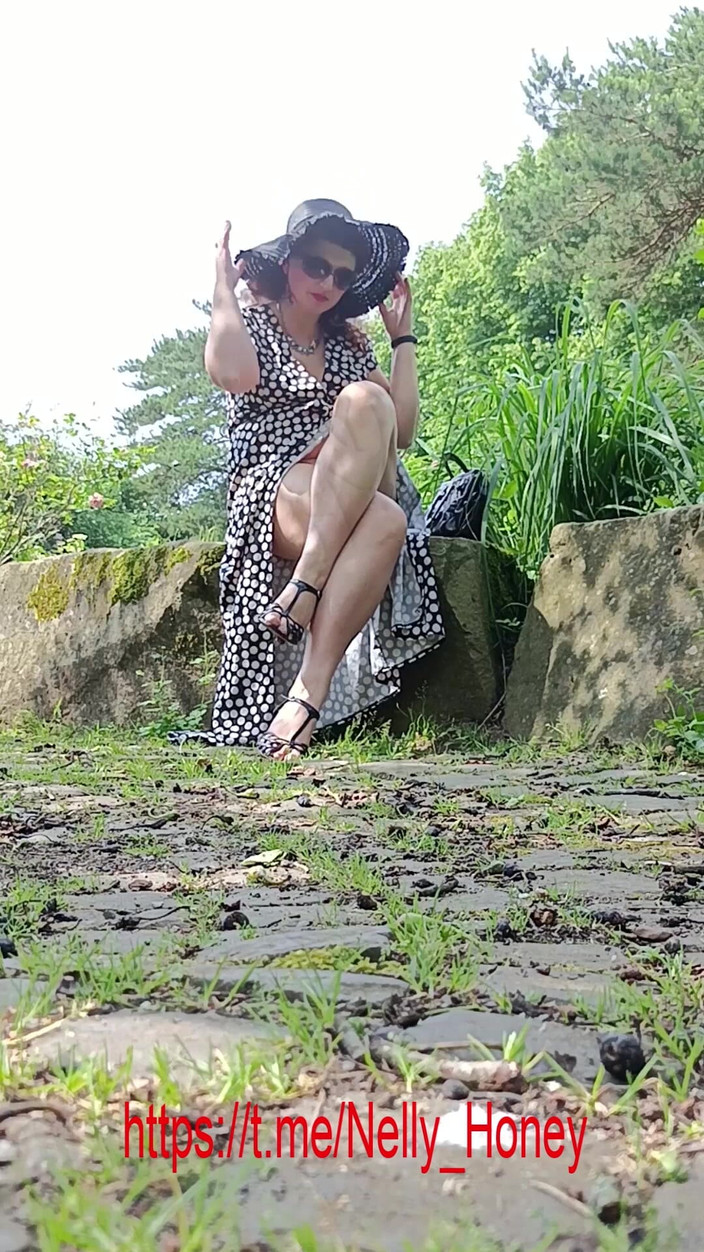 Nelly_Honey: Parkta mastürbasyon yapıyorum