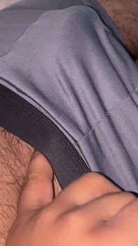 Première branlette de minuit à mon coloc, éjaculation
