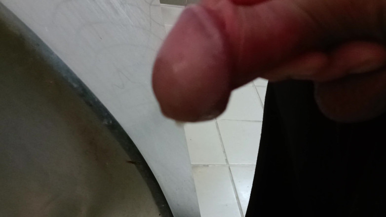 Rockardglans: 小便器での2つの負荷が屋外での巨根のオナニーと絶頂をクローズアップします