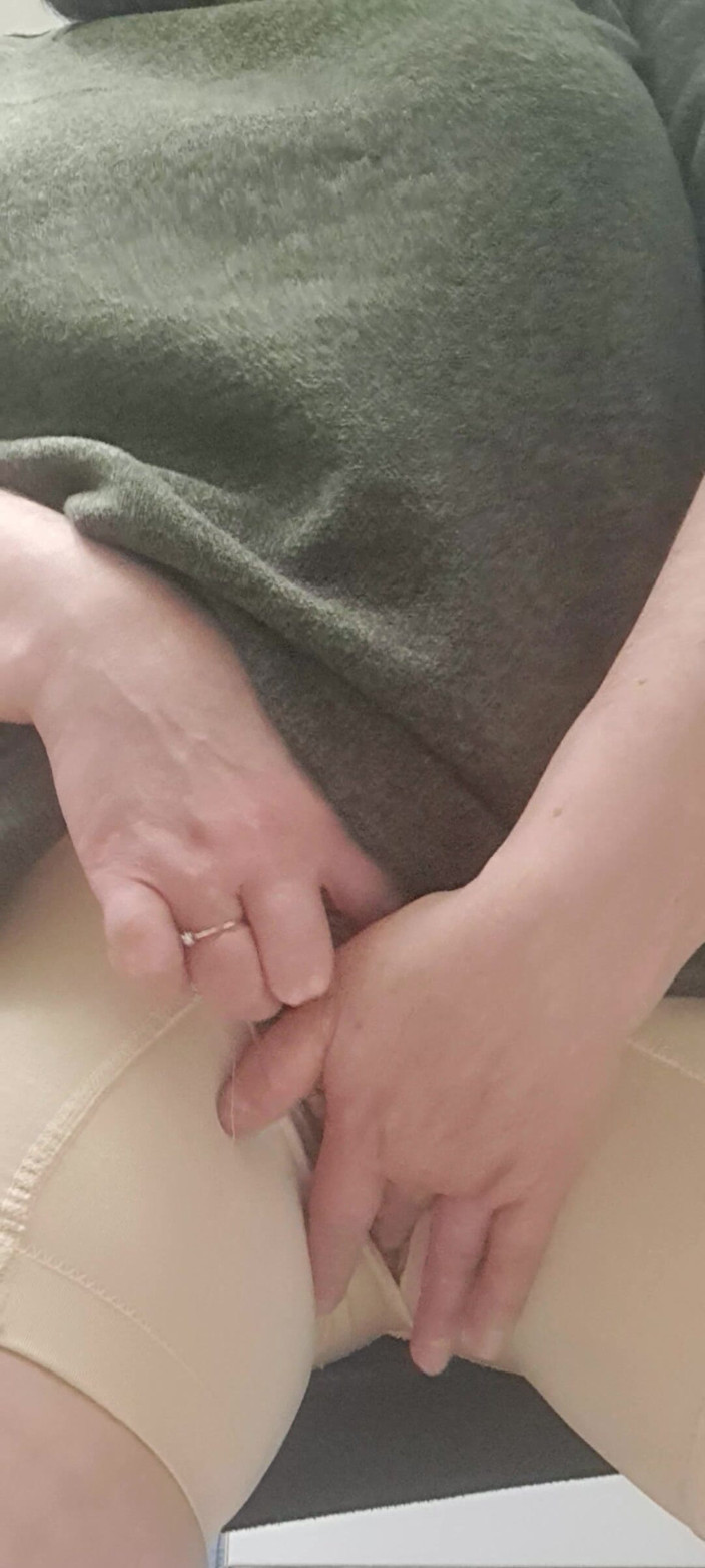 Mommy big hairy pussy: Mama trekt haar dikke kut uit het gat in haar...