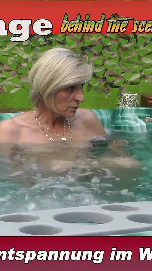 Club Express: Chefe Uschi Haller relaxa nua no redemoinho