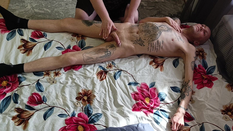 Zona901: 岳母按摩身体并在射精前给我撸管