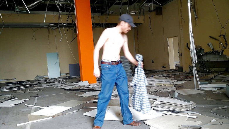 Lana Tuls Production: Giro del dildo all'aperto nel vecchio edificio