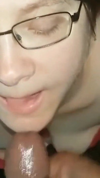 내 무릎에 흑인 대물 자지 펠라 내 입 깊숙이 사정