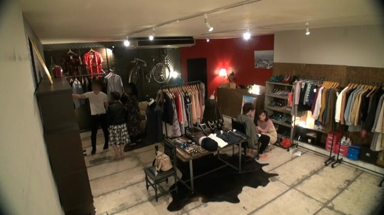 CherryBONBON: Zbyt wiele sekretnych spojrzeń na ponętnego urzędnika w sklepie z...