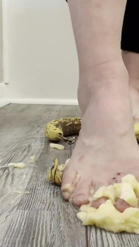 Écrasement de banane avec les pieds
