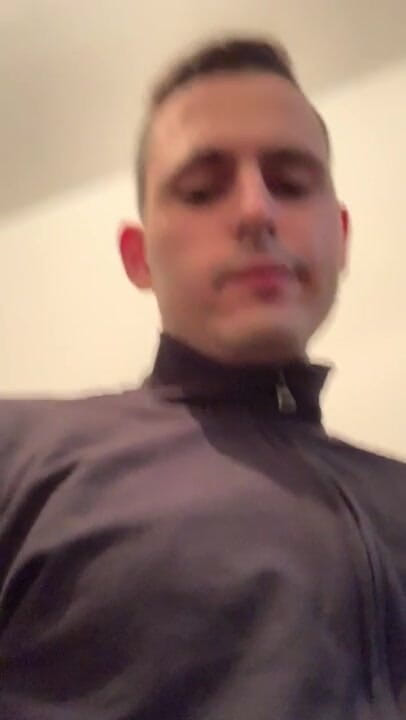 Twinkboy82: Německý Twink Boy si to dělá na schodišti