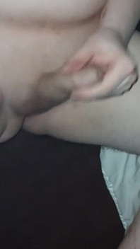 Molliger hartnäckiger teenager spielt mit seinem schwanz und eiern, bis er kommt