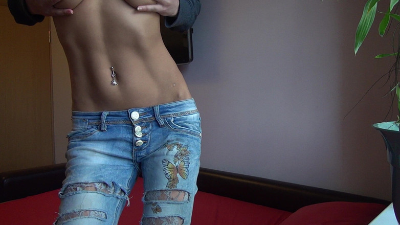 Java Consulting: Kassiana si spoglia sul letto della sua sorellastra