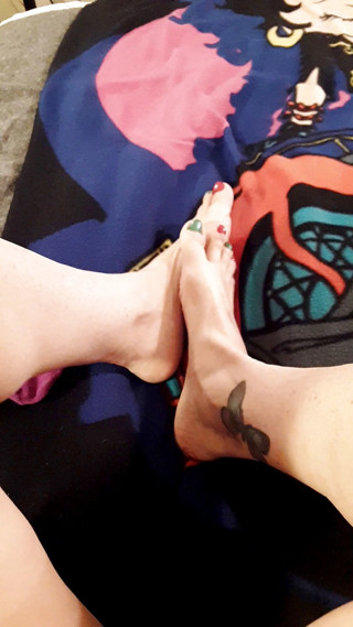 Gh0st781: Top Cat sockies and Christmas toes