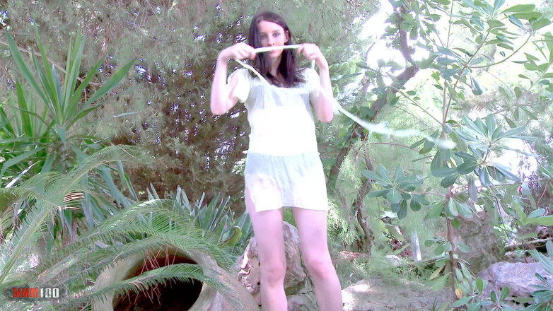 MMM100 Solo: Pauline Cooper : la jolie petite brune Pauline Cooper se déshabille