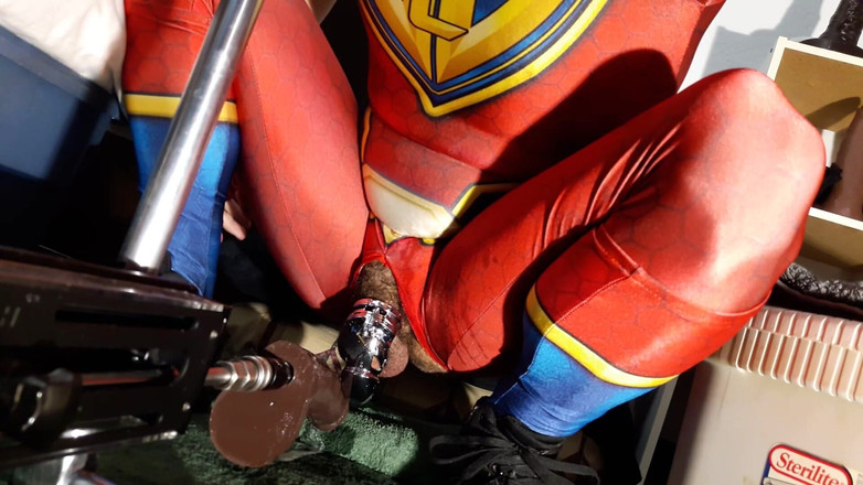 Ricky Cage: 2021 年 10 月 Ricky Cage 直播表演 - 被鸡巴锁住的超级英雄在屁股和嘴里干鸡巴！