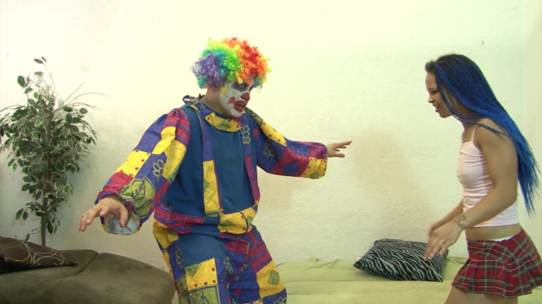 Ultima Video: Her clown does what ever she wants