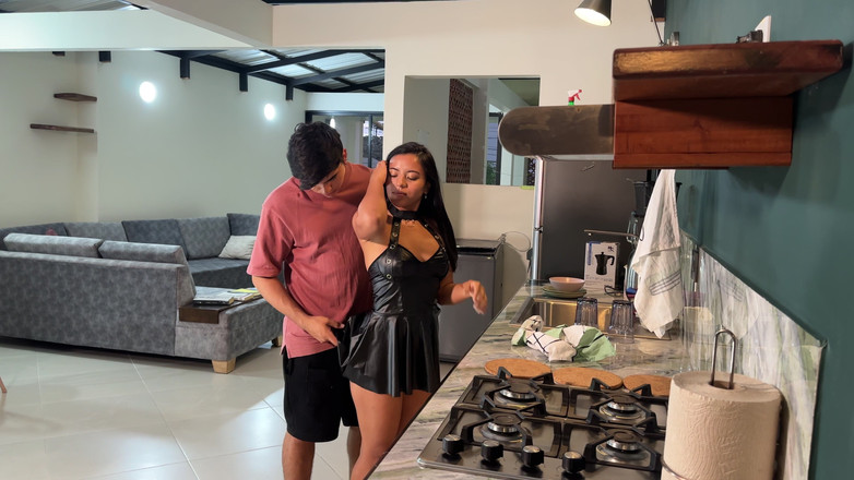 Incognita XXX: Mia sorellastra mi aspettava da cagnolina a letto