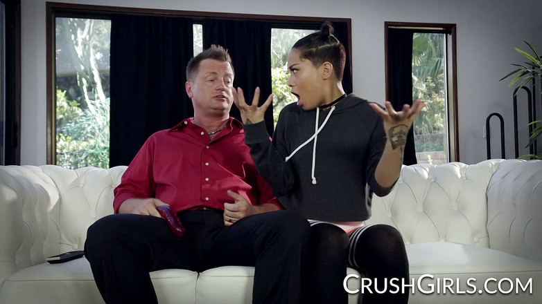 Crush Girls: Rozdrcené dívky - Honey Gold nechá svého nevlastního otce bušit do...