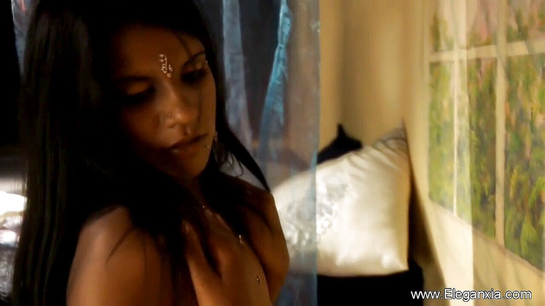 Eleganxia: Sexy indisches küken zeigt ihren natürlichen körper