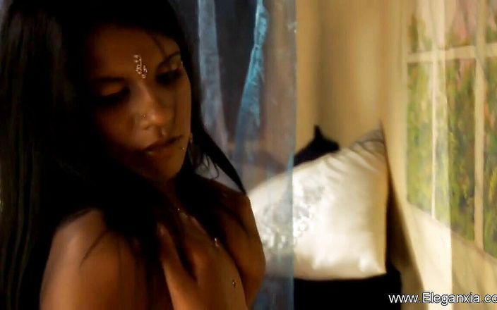Eleganxia: Sexy Indian chick shows off her natural body