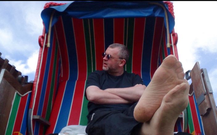 Carmen_Nylonjunge: Snapshot of my nylon feet in the beach chair 1 - Vacation...