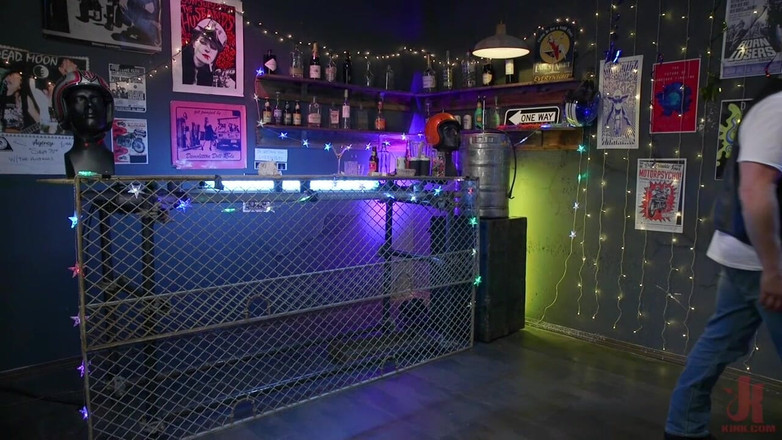 Kink TS: Du bist 86 jahre alt: Jessica Fox fickt muskulöse Problemmacher Colby...