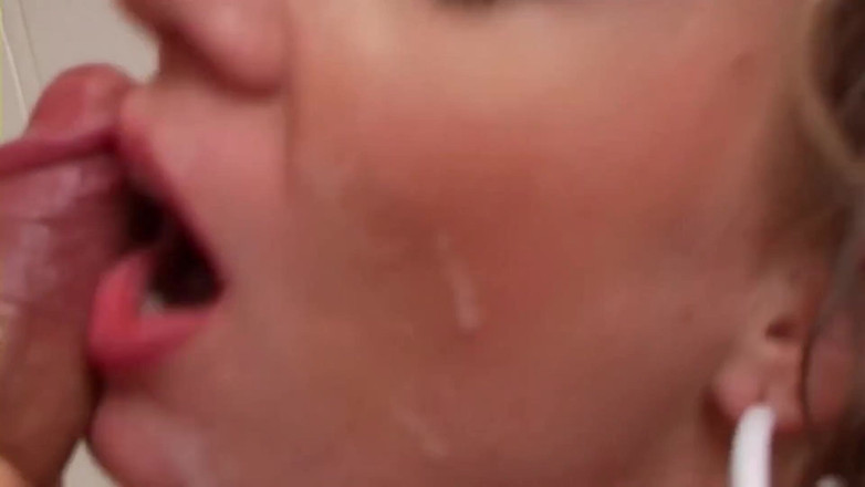 Dat Ass: 穿着性感丝袜的漂亮熟女在浴室里撒尿并被干
