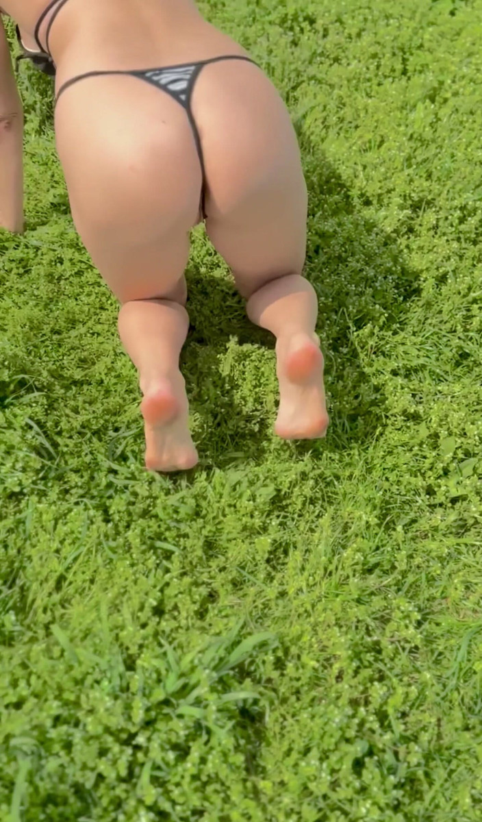 Sonya Pretty: 알몸의 걷기