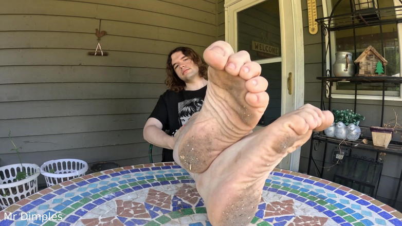 Mr Dimples: Předvádím své špinavé nohy