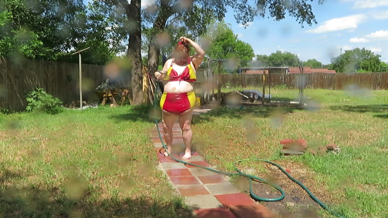 BBW nurse Vicki adventures with friends: Diversão de biquíni com água e depois tira roupa fora