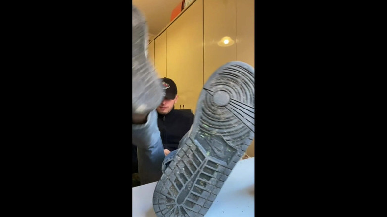 The Show Studio: 부자 발이 움직이다