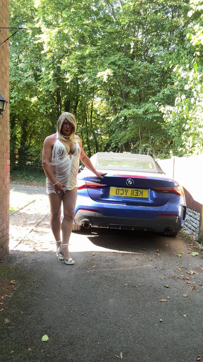 Kellycd2022: Travestit sexy Kellycd2022 în rochie cu ciucuri albi și tocuri