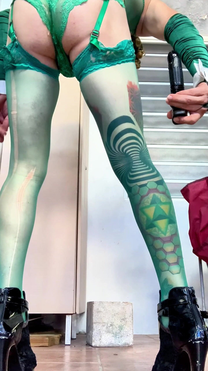 Benito414: Femboy comel dalam pakaian dalam stoking yang sangat seksi menunjukkan...