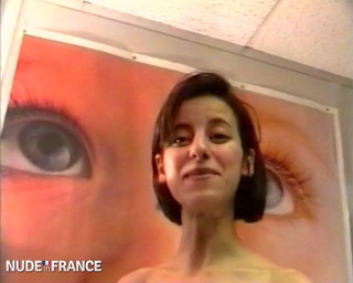 La France a Poil: Caroline, splendida piccola ninfomane, discreta e molto eccitata