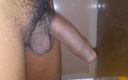 Desi_Porn_India: Joven indio caliente jugando con su polla en el baño