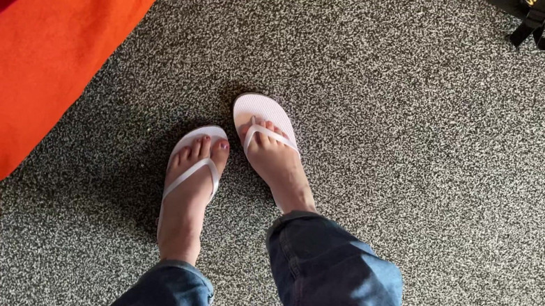 Alice Bean: Đôi sandals làm nhục chân