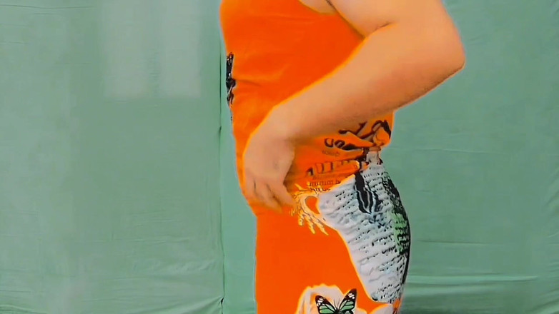 Kitty_Cross: Weicher femininer femboy dreht sich in fluffiger robe um