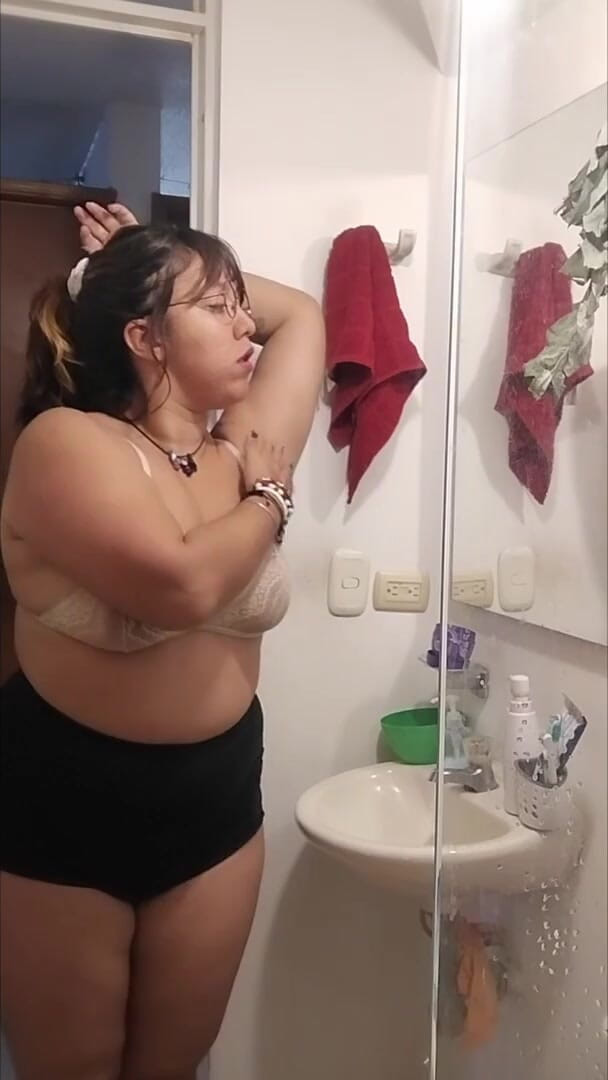 Nana Bela: Washing Hairy Armpits