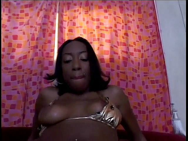 Hot and Wet: Awek hitam comel deepthroat zakar keras dan dikongkek