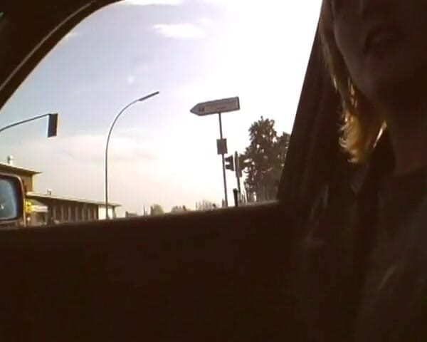 German Amateur Videos: ドイツからペを拾い、車の中で彼女のタイトなマンコを指で触れる
