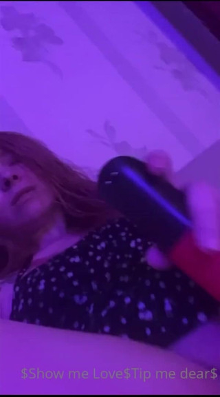 Loly Lola: Doigtage de chatte douce et souriant, beauté veut du sexe...