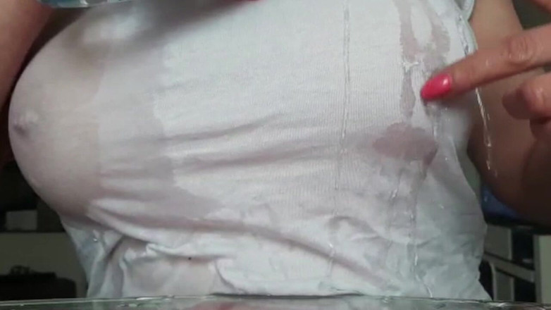 Aqua Pola: 乳首のオーガズムとTシャツを濡らして冷やす