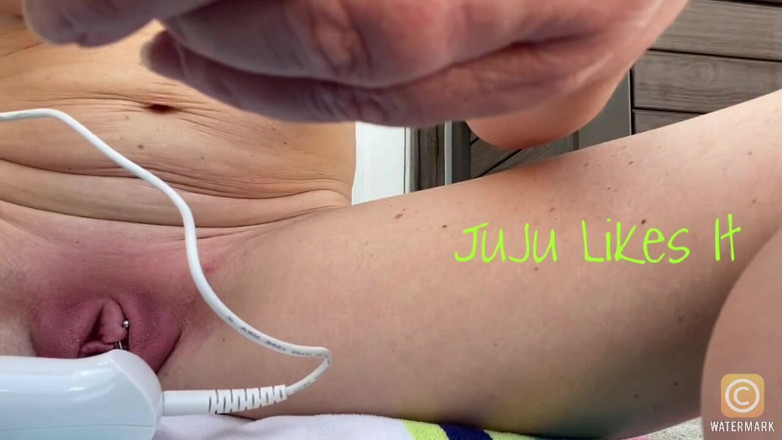Juju: Jeu avec un vibromasseur